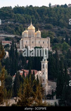 Die russische Klosterkirche Gornenski mit ihren unverwechselbaren goldenen Kuppeln und die Kirche St. Johannes des Täufers mit rotem Dach in ein Kerem, Jerusalem I. Stockfoto