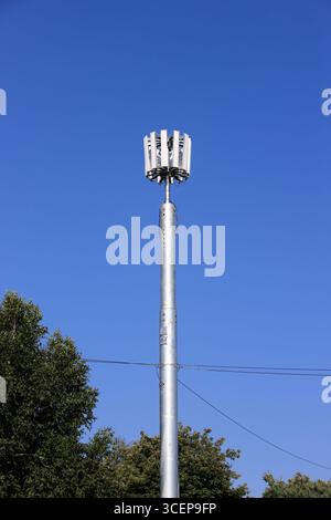 5 g Mobiltelefonmast mit unlackiertem Stahlmonopol und zwölf Antennen-Array, mit blauem Himmel und hellem Sonnenschein in whitefield Greater manchester uk Stockfoto