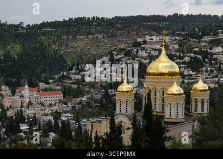 Die russische Klosterkirche Gornenski mit ihren unverwechselbaren goldenen Kuppeln und die Kirche St. Johannes des Täufers mit rotem Dach in ein Kerem, Jerusalem I. Stockfoto