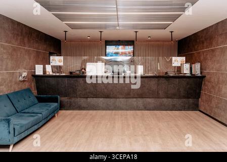 Sankt Petersburg, Russland, 20. Juni 2020, Lobby-Zimmer in einem kleinen Hotelgebäude Stockfoto