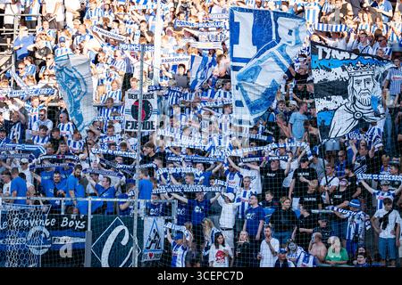 Odense, Dänemark. August 2025. Fußballfans von ob auf den Tribünen beim 3F Superliga-Spiel zwischen Odense BK und Aarhus GF im Nature Energy Park in Odense. Quelle: Gonzales Photo/Alamy Live News Stockfoto