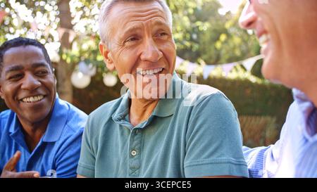 Nahaufnahme Von Lächelnden Männlichen Freunden, Die Sich Im Hinterhof Treffen Stockfoto