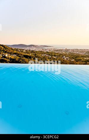 Außenpool mit blauem Wasser im Hinterhof des Landhaushütten im Außendesign Stockfoto