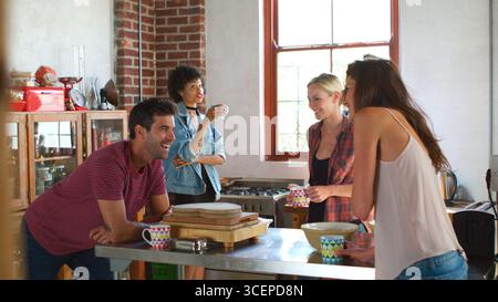 Eine Gruppe Junger Freunde Trifft Sich Auf Einen Kaffee Im Loft Apartment Stockfoto