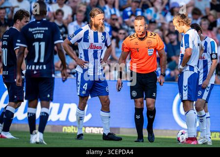 Odense, Dänemark. August 2025. Schiedsrichter Morten Krogh wurde während des 3F Superliga-Spiels zwischen Odense BK und Aarhus GF im Nature Energy Park in Odense gesehen. Quelle: Gonzales Photo/Alamy Live News Stockfoto