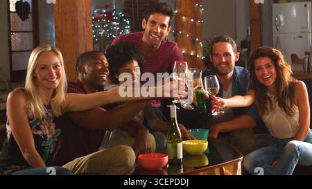 Porträt Einer Gruppe Junger Freunde, Die Bei Einer Abendlichen Drink Party Im Loft Apartment Feiern Stockfoto