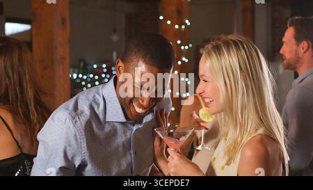 Nahaufnahme Von Jungen Freunden, Die Cocktails Bei Der Abendparty Trinken Im Loft Apartment Stockfoto