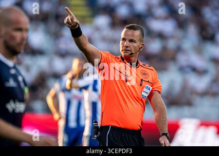 Odense, Dänemark. August 2025. Schiedsrichter Morten Krogh wurde während des 3F Superliga-Spiels zwischen Odense BK und Aarhus GF im Nature Energy Park in Odense gesehen. Quelle: Gonzales Photo/Alamy Live News Stockfoto