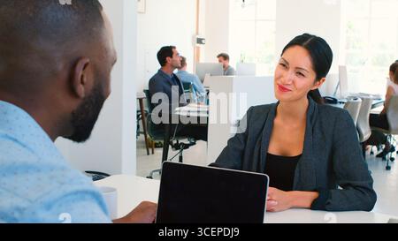 Frau, Die An Einem Vorstellungsgespräch Im Modernen Open Plan Office Teilnimmt Stockfoto