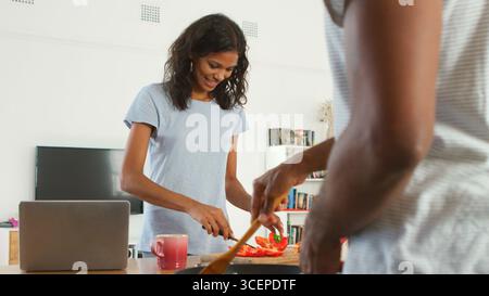 Junges Paar, Das Zusammen Essen In Der Modernen Küche Zubereitet Stockfoto