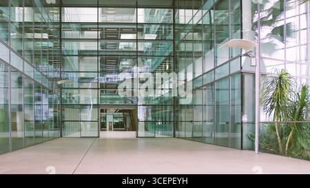 Außenansicht Des Modernen Glasbürogebäudes Mit Lobby Und Treppen Stockfoto