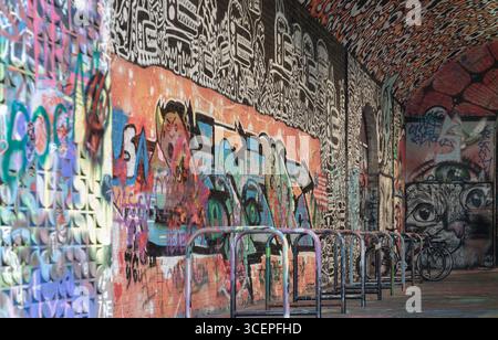 London, Großbritannien - 18. August 2025 - eine Reihe von Metallkonstruktionen in Leake Street Arches (Banksy Tunnel), die als Radschlösser dienen. Ist ein pulsierendes urbanes Spa Stockfoto