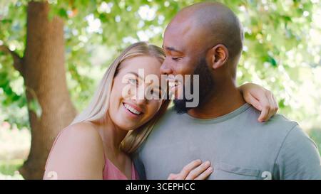 Porträt Eines Liebevollen Multi-Racial-Paares, Das Im Garten Oder Auf Dem Land Steht Stockfoto
