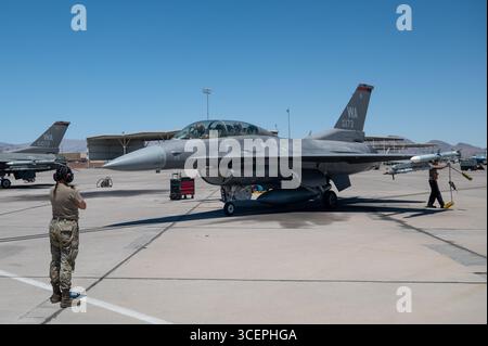 Die US-Luftwaffe, die der 857th Aircraft Maintenance Squadron zugeordnet sind, bereiten sich auf den Start eines F-16D Kampffalken vor, der der 16th Weapons Squa zugewiesen ist Stockfoto