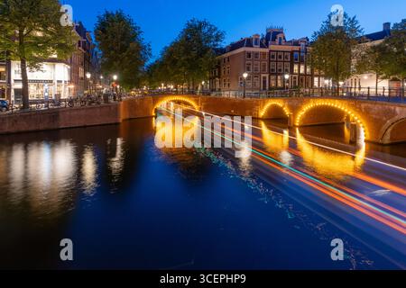Sommernacht im Zentrum von Amsterdam - Amsterdamer Autobahnen auf dem Wasser Stockfoto