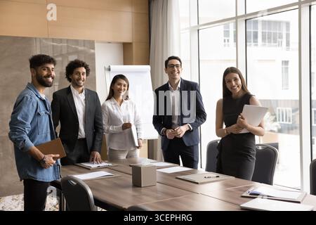 Gruppenporträt glücklich lächelnde professionelle Büroangestellte freuen sich gemeinsam Stockfoto