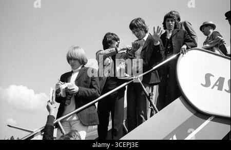 Mitglieder von Rolling Stones (Brian Jones, Keith Richards, Mick Jagger, Bill Wyman, Charlie Watts) kommen am Tag vor dem Konzert in Messehallen, Skøyen, Norwegen 1965 am Flughafen in Fornebu an. Foto: Øderud Stockfoto