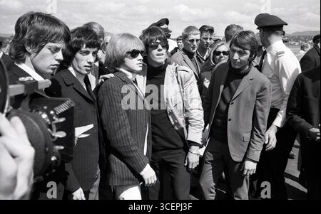 Mitglieder von Rolling Stones (Mick Jagger, Bill Wyman, Brian Jones, Keith Richards, Charlie Watts) kommen am Tag vor dem Konzert in Messehallen, Skøyen, Norwegen 1965 am Flughafen in Fornebu an. Foto: Øderud Stockfoto