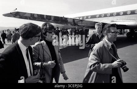 Keith Richards von Rolling Stones trifft am Flughafen Fornebu am Tag vor dem Konzert in Messehallen, Skøyen, Norwegen 1965 ein. Foto: Øderud Stockfoto
