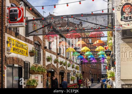 Straße mit hängenden Sonnenschirmen in Belfast Stockfoto
