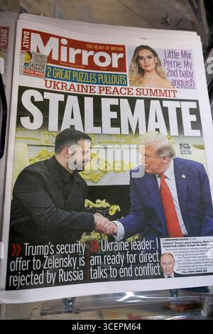 Tageszeitung Mirror Titelzeile „Ukraine Peace Summit PATTSITUATION“ Wolodymyr Zelenski Zelenskyy Donald Trump Washington19 August 2025 Großbritannien Stockfoto