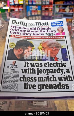 Die Tageszeitung Daily Mail Titelzeile Präsident Wolodymyr Zelenskyj und Donald Trump Ukraine Washington 19. August 2025 Großbritannien Stockfoto
