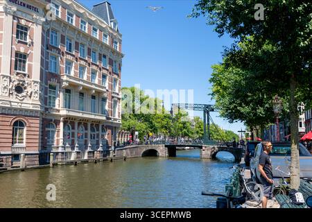 Amsterdam, Niederlande, 02. Juli 2018: Aluminium Brücke im Zentrum von Amsterdam. Stockfoto