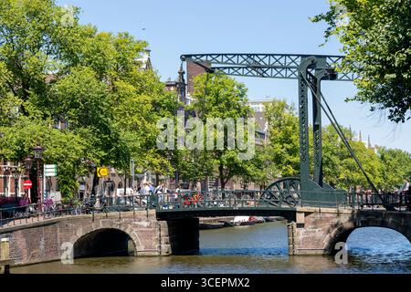 Amsterdam, Niederlande, 02. Juli 2018: Aluminium Brücke im Zentrum von Amsterdam. Stockfoto