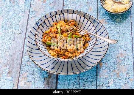 Chorizo, Pilz und Spargelrisotto Stockfoto