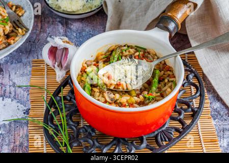 Chorizo, Pilz und Spargelrisotto Stockfoto
