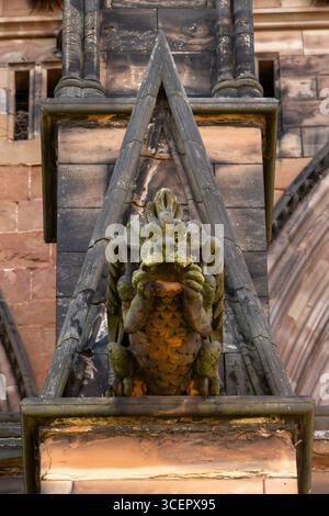 Grotesque 5 in der Lichfield Cathedral in Staffordshire Stockfoto