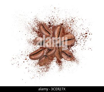 Kaffeebohnen mit gemahlenem Kaffee Nahaufnahme, isoliert auf weißem Hintergrund Stockfoto