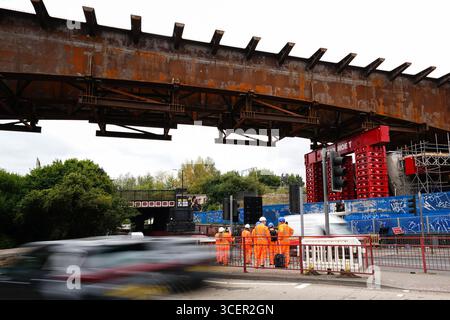 Die Lawley Middleway Bridge des HS2, die derzeit während des Nachtbetriebs schrittweise über die Hauptringstraße von Birmingham verlegt wird. Das 112 m lange Bauwerk mit einem Gewicht von 1.631 Tonnen wird während einer einwöchigen Installation in der Nähe des Hauptstandorts in der Curzon Street des Projekts verlegt. Bilddatum: Dienstag, 19. August 2025. Stockfoto