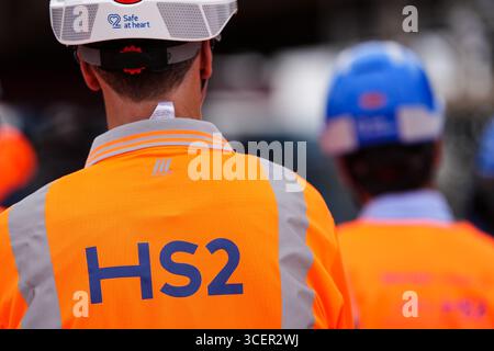 HS2 PSA kann bei einem Besuch der Lawley Middleway Bridge des HS2 besichtigt werden, die derzeit während des Nachtbetriebs schrittweise über die Hauptstraße des Birmingham-Stadtrings verlegt wird. Das 112 m lange Bauwerk mit einem Gewicht von 1.631 Tonnen wird während einer einwöchigen Installation in der Nähe des Hauptstandorts in der Curzon Street des Projekts verlegt. Bilddatum: Dienstag, 19. August 2025. Stockfoto