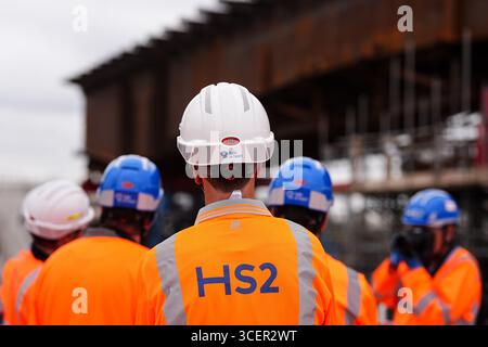 HS2 PSA kann bei einem Besuch der Lawley Middleway Bridge des HS2 besichtigt werden, die derzeit während des Nachtbetriebs schrittweise über die Hauptstraße des Birmingham-Stadtrings verlegt wird. Das 112 m lange Bauwerk mit einem Gewicht von 1.631 Tonnen wird während einer einwöchigen Installation in der Nähe des Hauptstandorts in der Curzon Street des Projekts verlegt. Bilddatum: Dienstag, 19. August 2025. Stockfoto