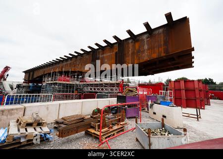 Die Lawley Middleway Bridge des HS2, die derzeit während des Nachtbetriebs schrittweise über die Hauptringstraße von Birmingham verlegt wird. Das 112 m lange Bauwerk mit einem Gewicht von 1.631 Tonnen wird während einer einwöchigen Installation in der Nähe des Hauptstandorts in der Curzon Street des Projekts verlegt. Bilddatum: Dienstag, 19. August 2025. Stockfoto