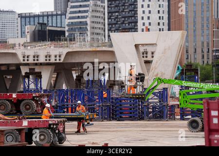 Mitarbeiter vor Ort bei einem Besuch der Lawley Middleway Bridge des HS2, die derzeit während des Nachtbetriebs Stück für Stück über die Hauptringstraße von Birmingham verlegt wird. Das 112 m lange Bauwerk mit einem Gewicht von 1.631 Tonnen wird während einer einwöchigen Installation in der Nähe des Hauptstandorts in der Curzon Street des Projekts verlegt. Bilddatum: Dienstag, 19. August 2025. Stockfoto