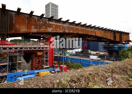 Die Lawley Middleway Bridge des HS2, die derzeit während des Nachtbetriebs schrittweise über die Hauptringstraße von Birmingham verlegt wird. Das 112 m lange Bauwerk mit einem Gewicht von 1.631 Tonnen wird während einer einwöchigen Installation in der Nähe des Hauptstandorts in der Curzon Street des Projekts verlegt. Bilddatum: Dienstag, 19. August 2025. Stockfoto