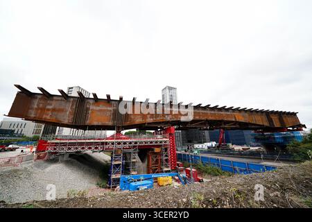 Die Lawley Middleway Bridge des HS2, die derzeit während des Nachtbetriebs schrittweise über die Hauptringstraße von Birmingham verlegt wird. Das 112 m lange Bauwerk mit einem Gewicht von 1.631 Tonnen wird während einer einwöchigen Installation in der Nähe des Hauptstandorts in der Curzon Street des Projekts verlegt. Bilddatum: Dienstag, 19. August 2025. Stockfoto