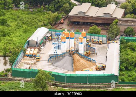 Blick von oben auf Betonmischsilo, Baustellenanlagen. Stockfoto