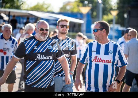 Odense, Dänemark. August 2025. Fußballfans von ob waren vor dem 3F Superliga-Spiel zwischen Odense BK und Aarhus GF im Nature Energy Park in Odense zu sehen. Stockfoto