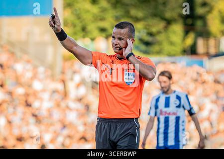 Odense, Dänemark. August 2025. Schiedsrichter Morten Krogh wurde während des 3F Superliga-Spiels zwischen Odense BK und Aarhus GF im Nature Energy Park in Odense gesehen. Stockfoto
