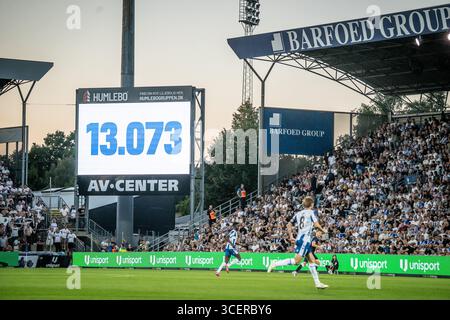 Odense, Dänemark. August 2025. 13,073 Fußballfans im Stadion beim 3F Superliga-Spiel zwischen Odense BK und Aarhus GF im Naturenergiepark Odense. Stockfoto