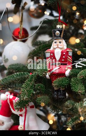 Nussknacker-Weihnachtsschmuck hängt am Weihnachtsbaum Stockfoto