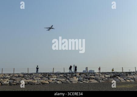 Touristenattraktion, Planespotting, Planespotter beobachten ein Passagierflugzeug von ANA All Nippon Airways, das vom Flughafen Haneda, Jonanjima Seaside startet Stockfoto