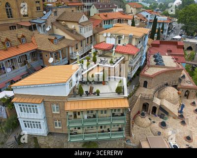 Eine Sammlung von farbenfrohen Häusern mit traditionellen Details auf einem Hügel, aus der Vogelperspektive, Abanotubani Kurviertel, Altstadt, Tiflis, Tiflis, Georgien Stockfoto