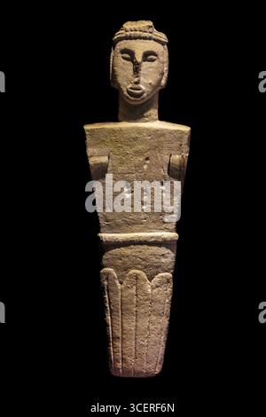 Kleine stilisierte menschliche Figuren, Museum am megalithischen Ggantija-Tempel, etwa 5600 Jahre alt, eines der ältesten teilweise erhaltenen Gebäude im W Stockfoto