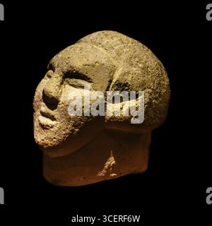 Gemeißelter Steinkopf, Museum am Megalithischen Ggantija-Tempel, etwa 5600 Jahre alt, eines der ältesten teilweise erhaltenen Gebäude der Welt, UNESC Stockfoto