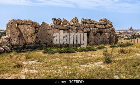 Der megalithische Ggantija-Tempel, etwa 5600 Jahre alt, besteht aus zwei aneinander angrenzenden Tempeln, fünf Apsiden, die wie Ahornblätter angeordnet sind, einer der ältesten Parolen Stockfoto
