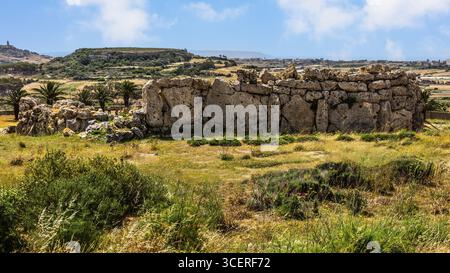 Der megalithische Ggantija-Tempel, etwa 5600 Jahre alt, besteht aus zwei aneinander angrenzenden Tempeln, fünf Apsiden, die wie Ahornblätter angeordnet sind, einer der ältesten Parolen Stockfoto